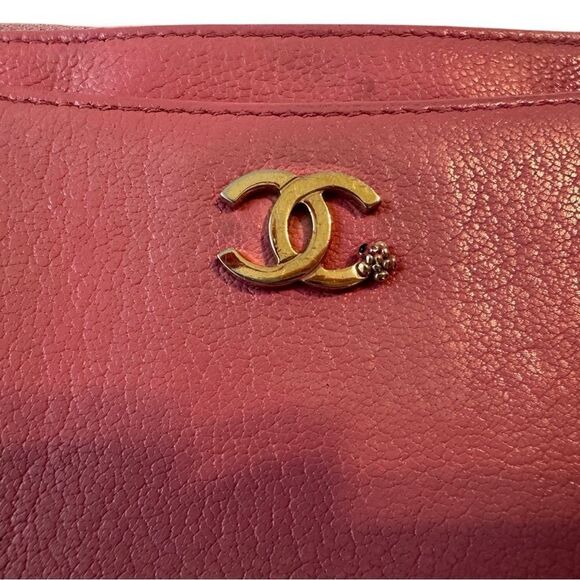 Chanel Pink Clutch with Iconic Logo and Minimalist Design - Picture 8 of 16